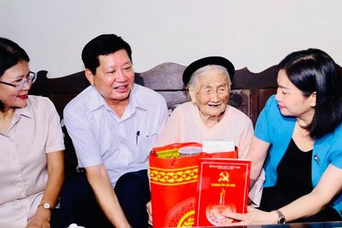 Lãnh đạo TP thăm, tặng quà nhân dịp 76 năm Ngày Thương binh Liệt sỹ