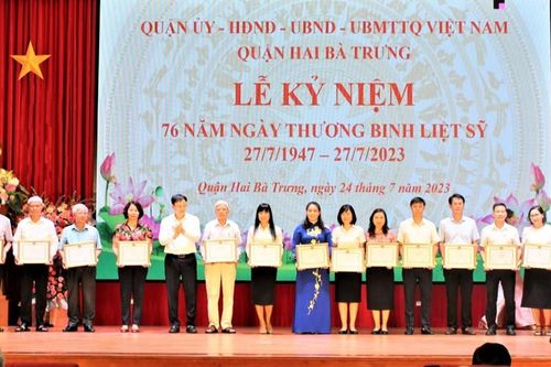 Quận Hai Bà Trưng: Tặng quà 441 gia đình người có công với cách mạng