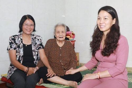 Lãnh đạo MTTQ TP thăm, tặng quà người có công tại huyện Thường Tín, Gia Lâm