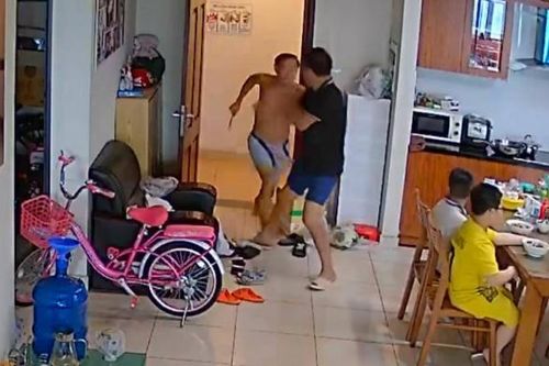 Cầm dao tấn công hàng xóm đối diện hình phạt gì?