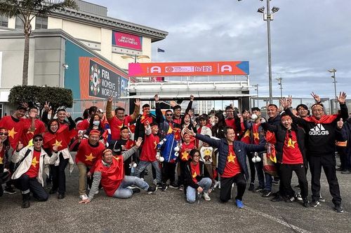 Trong những tiếng hát ầm vang Eden Park