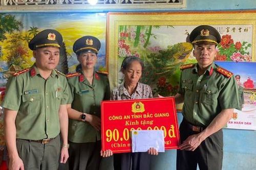 Công an tỉnh Bắc Giang hỗ trợ gia đình liệt sĩ CAND, người dân bị tấn công tại tỉnh Đắk Lắk