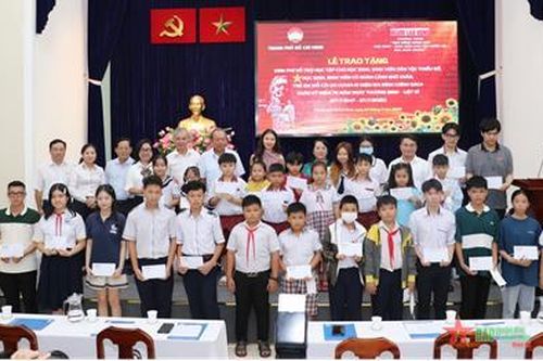 Trao kinh phí hỗ trợ học tập tặng học sinh, sinh viên dân tộc thiểu số, hoàn cảnh khó khăn, trẻ mồ côi do dịch Covid-19
