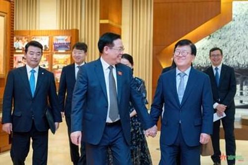 Chủ tịch Quốc hội Vương Đình Huệ tiếp nguyên Chủ tịch Quốc hội Hàn Quốc Park Byeong Seug
