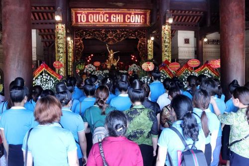 Dòng người khắp nơi đổ về 'địa chỉ đỏ' Truông Bồn tri ân dịp 27- 7