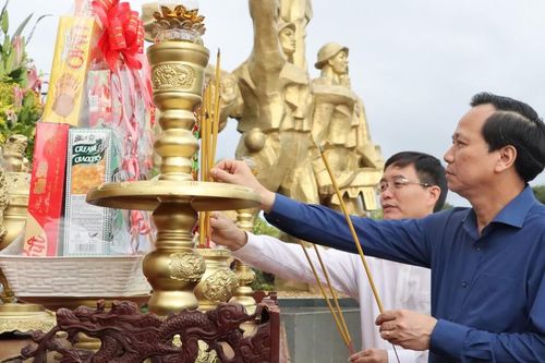 Đoàn công tác của trung ương thăm gia đình 6 liệt sĩ hy sinh trong vụ tấn công 2 trụ sở UBND xã tại Đắk Lắk