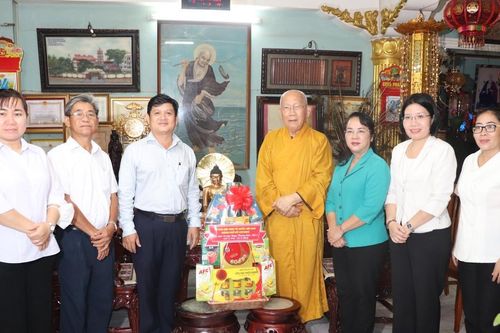 Thăm hỏi, tri ân Mẹ Việt Nam Anh hùng và thương bệnh binh