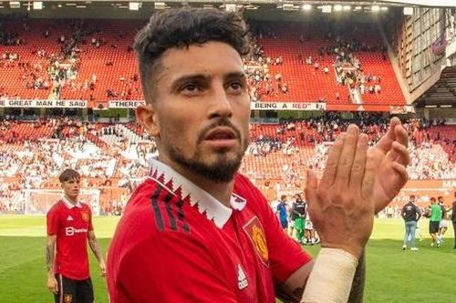 Alex Telles chia tay Man United, tái ngộ Ronaldo