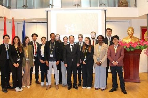 Giới thiệu chính sách đối ngoại của Việt Nam cho các học viên Học viện Luật quốc tế La Hay