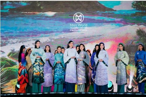 NTK Việt Hùng gửi ký ức tuổi thơ về Mẹ trong BST 'Sóng'