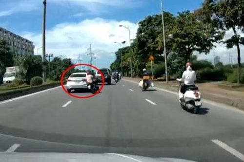 Công an Hà Nội xác minh danh tính tài xế nghi cố tình chèn ngã người đi xe máy