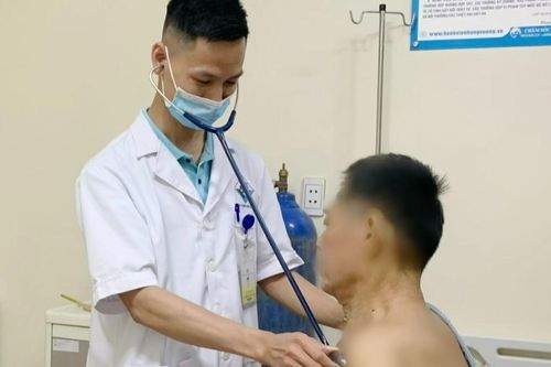 Loại bỏ 2 khối u 'khủng' cho hai cụ ông lớn tuổi