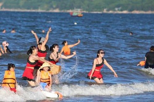 Nắng nóng như thiêu đốt, hàng nghìn người đổ về biển Thiên Cầm 'giải nhiệt'