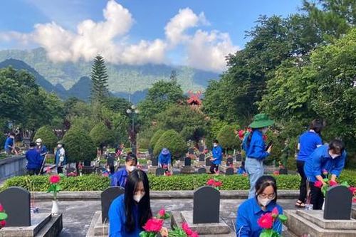 Hàng trăm bạn trẻ dọn vệ sinh, dâng hương tại nghĩa trang liệt sĩ tỉnh Lai Châu