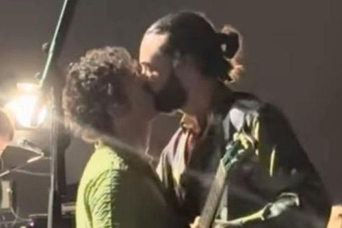 Ban nhạc bị cấm biểu diễn ở Malaysia vì một nụ hôn gây tranh cãi