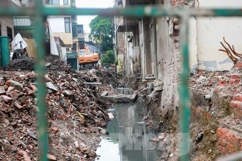 Mương thoát nước đen kịt, bốc mùi giữa khu dân cư