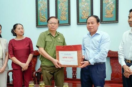 Bí thư Thành ủy Hải Phòng Lê Tiến Châu thăm, tặng quà gia đình liệt sỹ