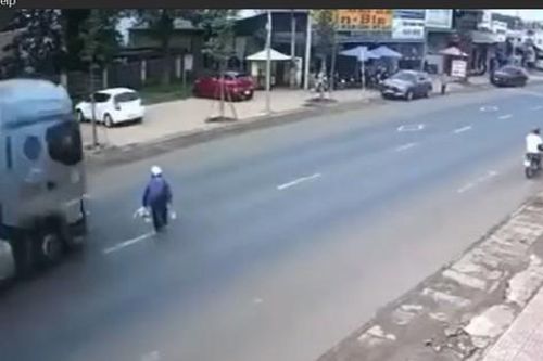 Xe đầu kéo lao qua làn đường ngược chiều khiến cụ bà tử vong