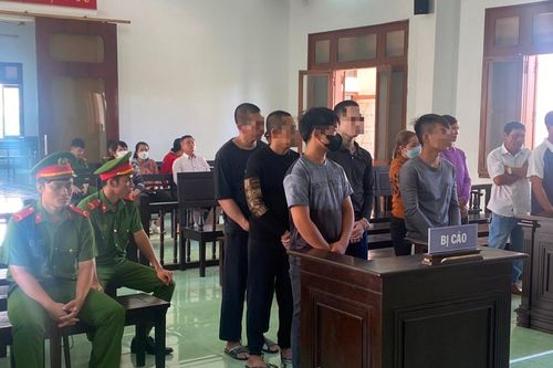 Dùng hung khí giải quyết mâu thuẫn, 5 đối tượng lĩnh án tù