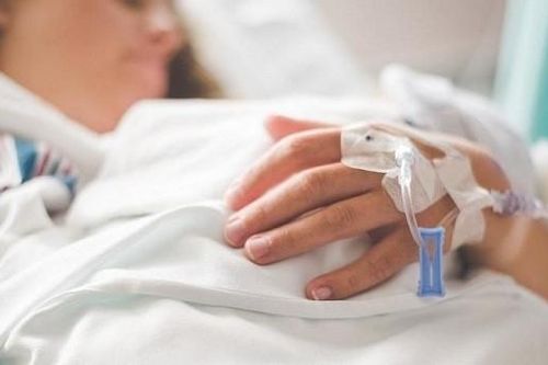 Người mẹ nhẫn tâm bỏ đói con gái dẫn tới nhập viện 43 lần để lừa tiền hỗ trợ