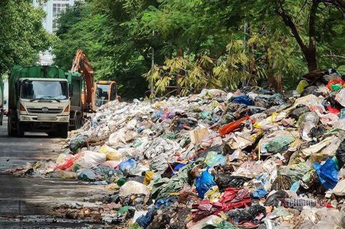 Xử phạt hàng loạt xe chở rác ở Hà Nội để nước thải chảy ra đường