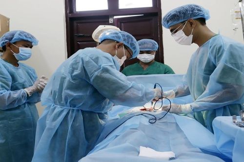 Bác sĩ quân y cứu ngư dân bị viêm ruột thừa cấp ở vùng biển Trường Sa