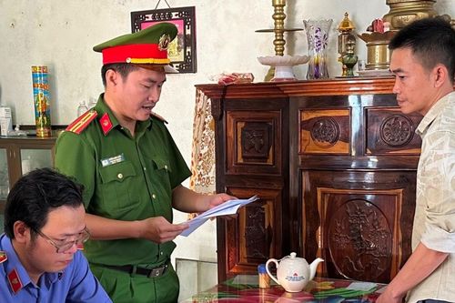 Bắt viên chức văn phòng đăng ký đất đai ở Quảng Ngãi