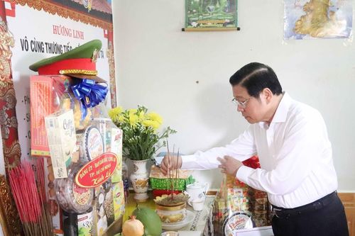 Trưởng Ban Nội chính Trung ương thăm gia đình 6 liệt sĩ ở Đắk Lắk