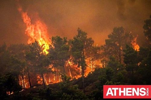 Nắng nóng dữ dội tại Hy Lạp, người dân, du khách tháo chạy khỏi đảo Rhodes