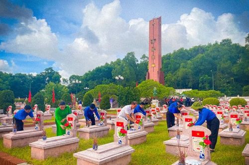 VKSND TP Hà Tĩnh tham gia chương trình 'Hoa dâng mộ liệt sĩ'