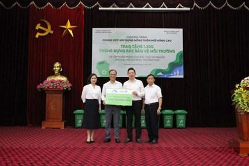 Công ty Núi Pháo tặng 1.500 thùng đựng rác cho người dân