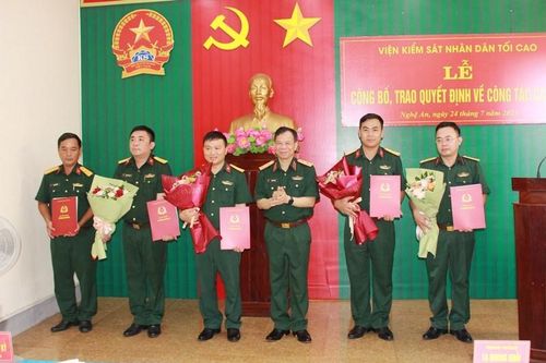 Trao quyết định của Viện trưởng VKSND tối cao bổ nhiệm lãnh đạo VKSQS Quân khu 4
