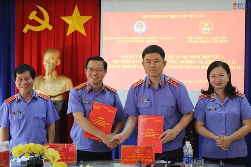Trường Nghiệp vụ kiểm sát và VKSND TP HCM ký kết quy định phối hợp