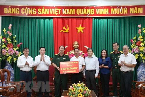 Trưởng Ban Tuyên giáo Trung ương trao nhà tình nghĩa tại Bến Tre