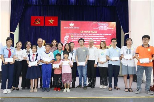Trao tặng 112 suất kinh phí hỗ trợ học tập cho học sinh, sinh viên khó khăn