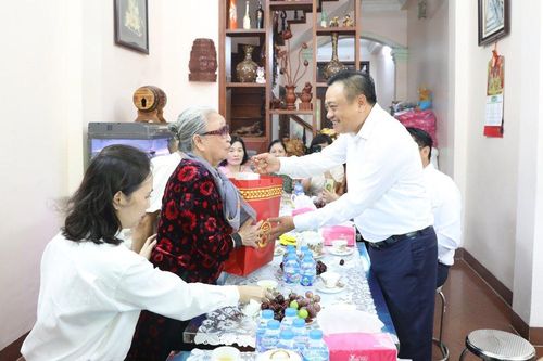Chủ tịch Hà Nội thăm người có công, gia đình chính sách nhân dịp 27/7