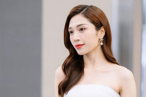 Nữ MC nổi tiếng với phát ngôn 'kiếm 1 triệu USD mới lấy chồng' xuất hiện cực xinh đẹp trong sự kiện