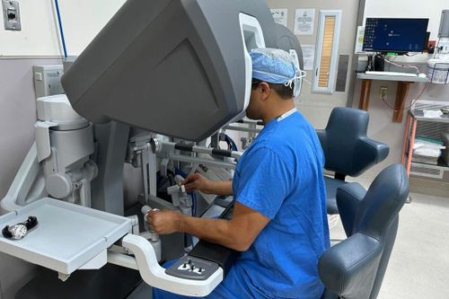 Các bác sĩ Mỹ lần đầu tiên sử dụng robot phẫu thuật xâm lấn tối thiểu ghép gan thành công