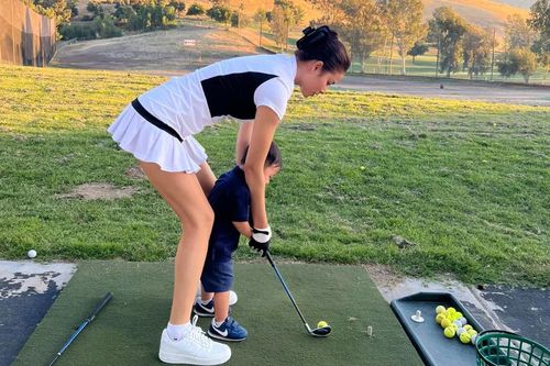 Phạm Hương đưa các con chơi bộ môn 'quý tộc', hai quý tử lộ rõ dáng vẻ rich kid