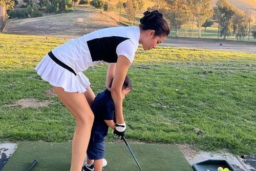 Phạm Hương tập đánh golf cho quý tử 2 tuổi