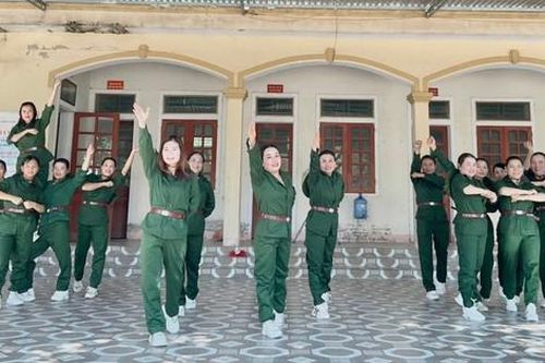 Háo hức trước giờ biểu diễn dân vũ tại Lễ giỗ 55 năm của 10 nữ Anh hùng liệt sỹ ở Ngã Ba Đồng Lộc