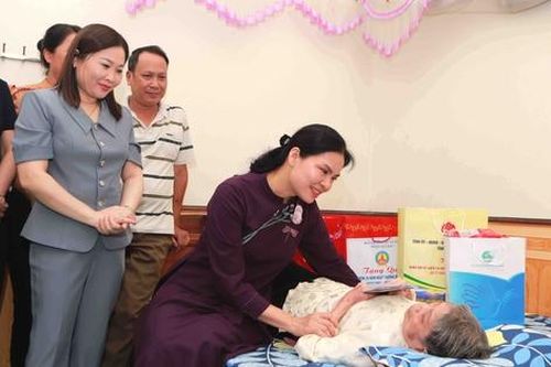 Chủ tịch Hội LHPN Việt Nam thăm, tặng quà người có công với Cách mạng tại Yên Bái