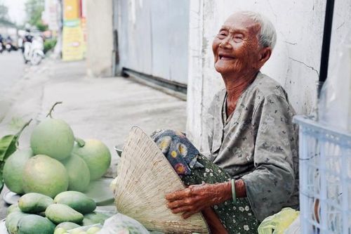 Cụ bà 92 tuổi đội nắng bán trái cây và cái kết ấm lòng của người dân Sài Gòn