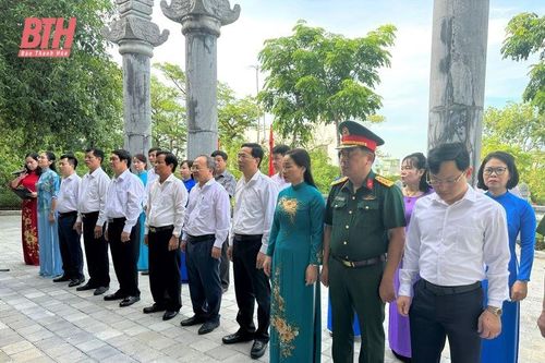 Phó Chủ tịch HĐND tỉnh Nguyễn Quang Hải viếng nghĩa trang liệt sĩ, thăm và tặng quà đối tượng chính sách trên địa bàn huyện Đông Sơn