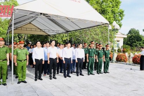 Bí thư Đảng ủy Khối Cơ quan và Doanh nghiệp tỉnh Trần Văn Hải viếng nghĩa trang liệt sĩ và thăm, tặng quà người có công tại huyện Vĩnh Lộc