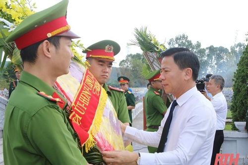 Bí thư Tỉnh ủy Đỗ Trọng Hưng viếng Đài tưởng niệm liệt sĩ đảo Mê, Nghĩa trang liệt sĩ TX Nghi Sơn và tặng quà đối tượng chính sách