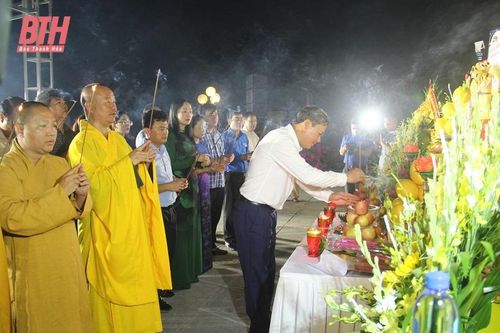 Cầu siêu, thắp nến tri ân các Anh hùng liệt sĩ