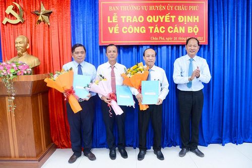 Ban Thường vụ Huyện ủy Châu Phú trao quyết định cán bộ