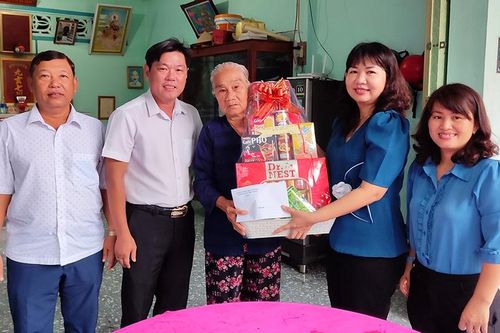 Lãnh đạo huyện Phú Tân thăm, tặng quà gia đình chính sách nhân Ngày Thương binh – Liệt sĩ