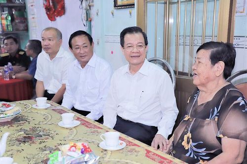 Bí thư Tỉnh ủy An Giang Lê Hồng Quang thăm, tặng quà gia đình chính sách, người có công cách mạng tại TP. Châu Đốc